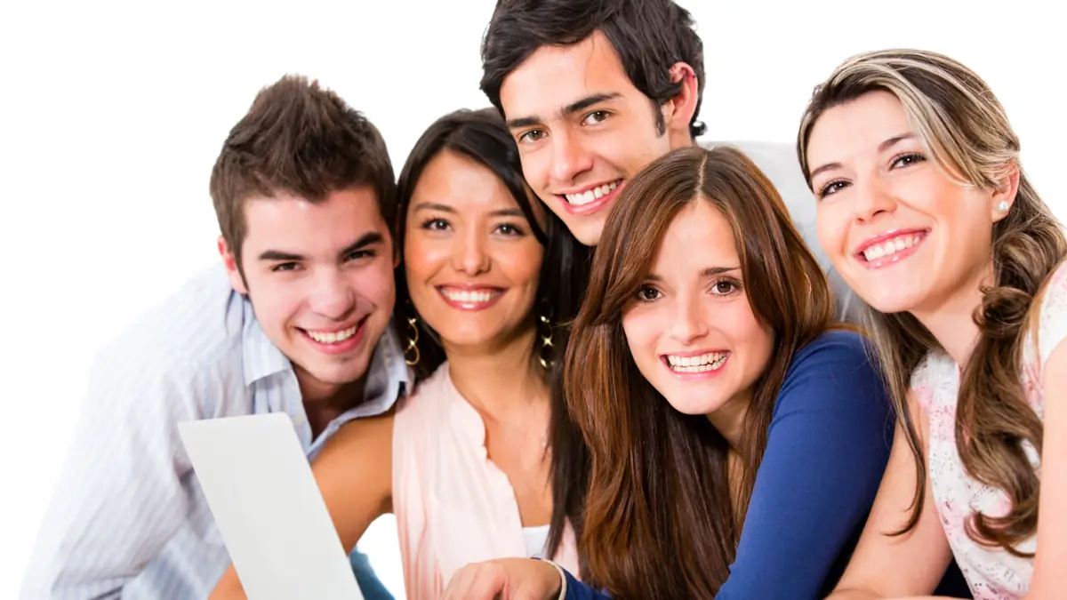 Laptop başında okul başvurusu yapan öğrenciler