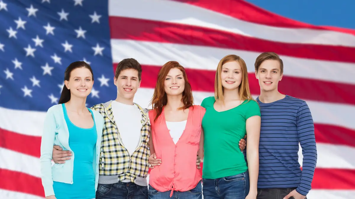 Amerikan bayrağı önünde öğrenci grubu